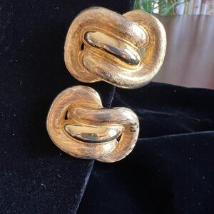 Classic 1980’s gold knot earrings. Excellent vintage condition.